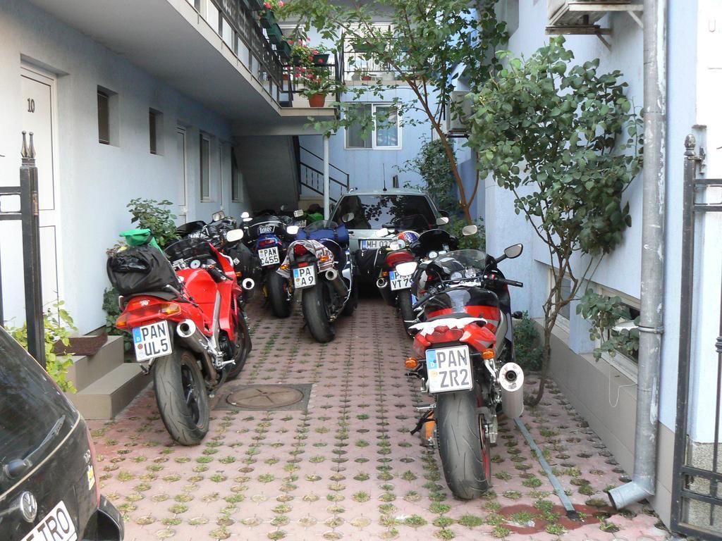 Hostel Tropical Drobeta Turnu Severin Ngoại thất bức ảnh